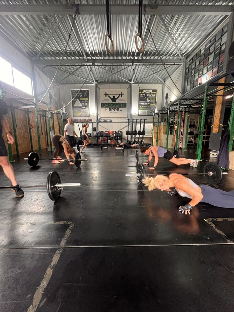 Groepsles met halters en push-ups bij CrossFit Meppel